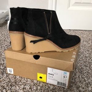 TOMS Avery Black Microfiber Wedges